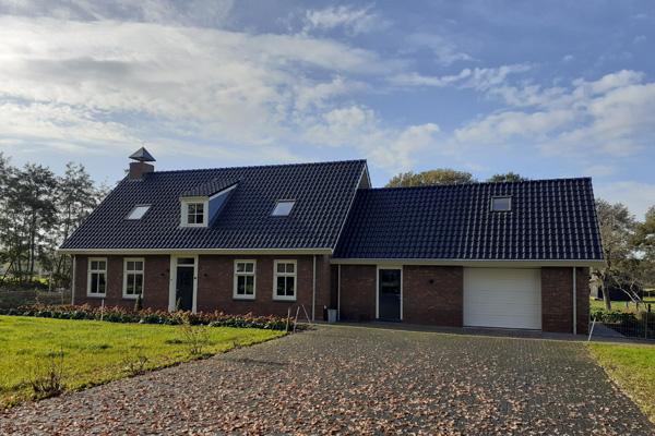Vooraanzicht van vrijstaande nieuwbouwwoning gebouwd door Bouwbedrijf W. Bouw