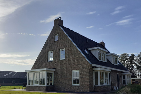 Vooraanzicht van nieuwbouwwoning gebouwd door Bouwbedrijf W. Bouw in het buitengebied