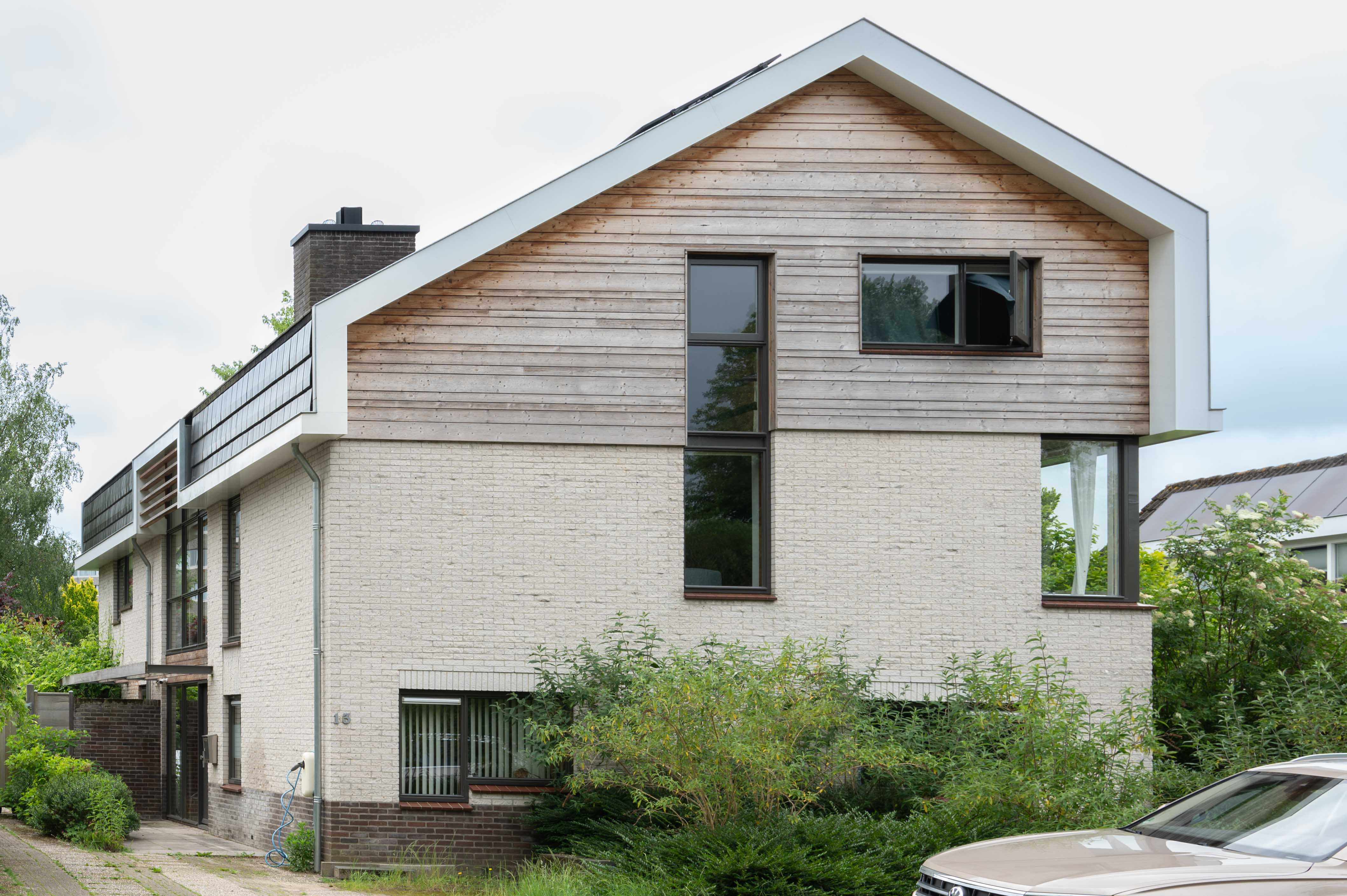 voor- en zijkant van een vrijstaand huis dat door bouwbedrijf w bouw gerenoveerd is