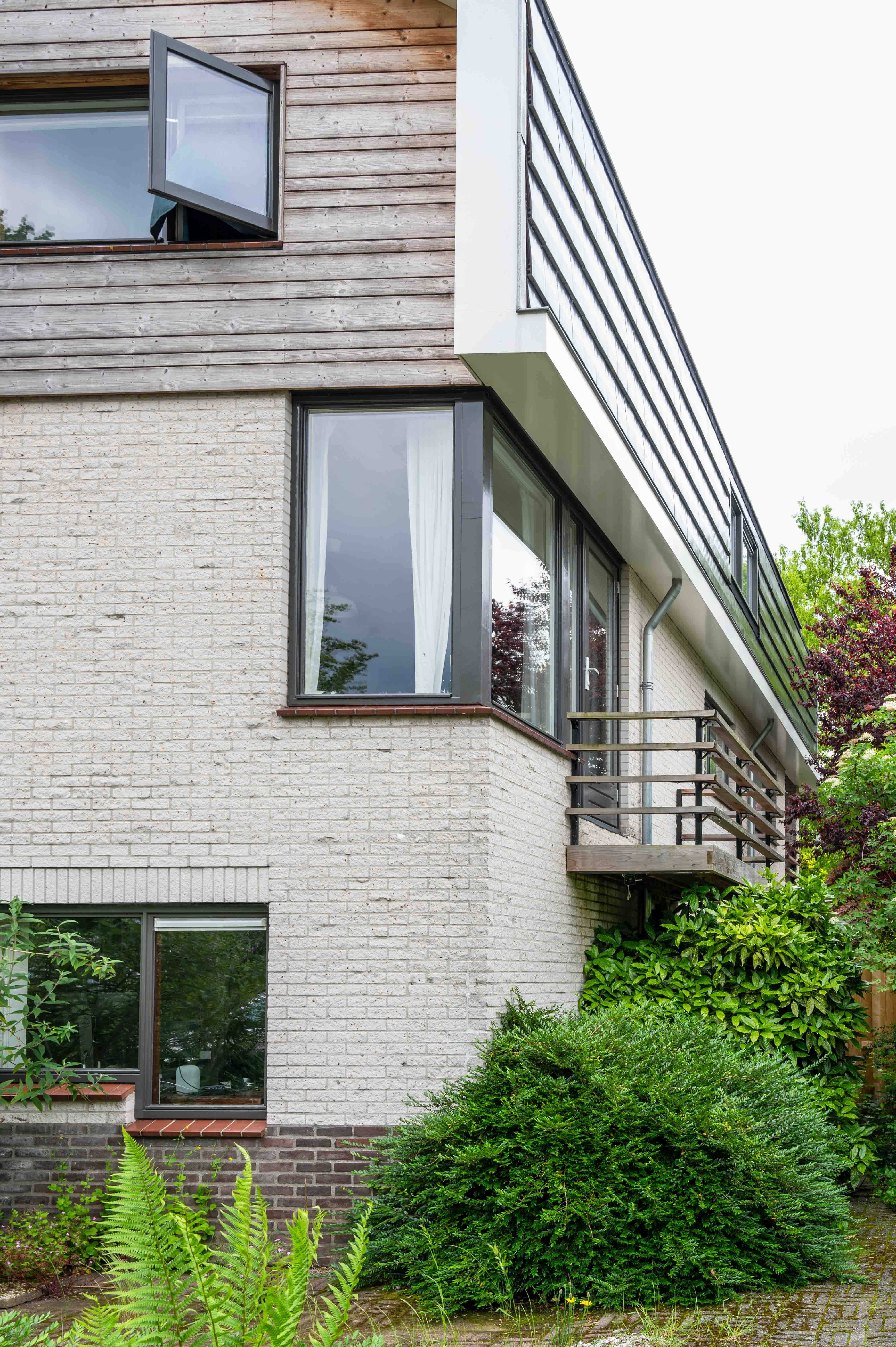 zijkant van een vrijstaand huis dat door bouwbedrijf w bouw gerenoveerd is
