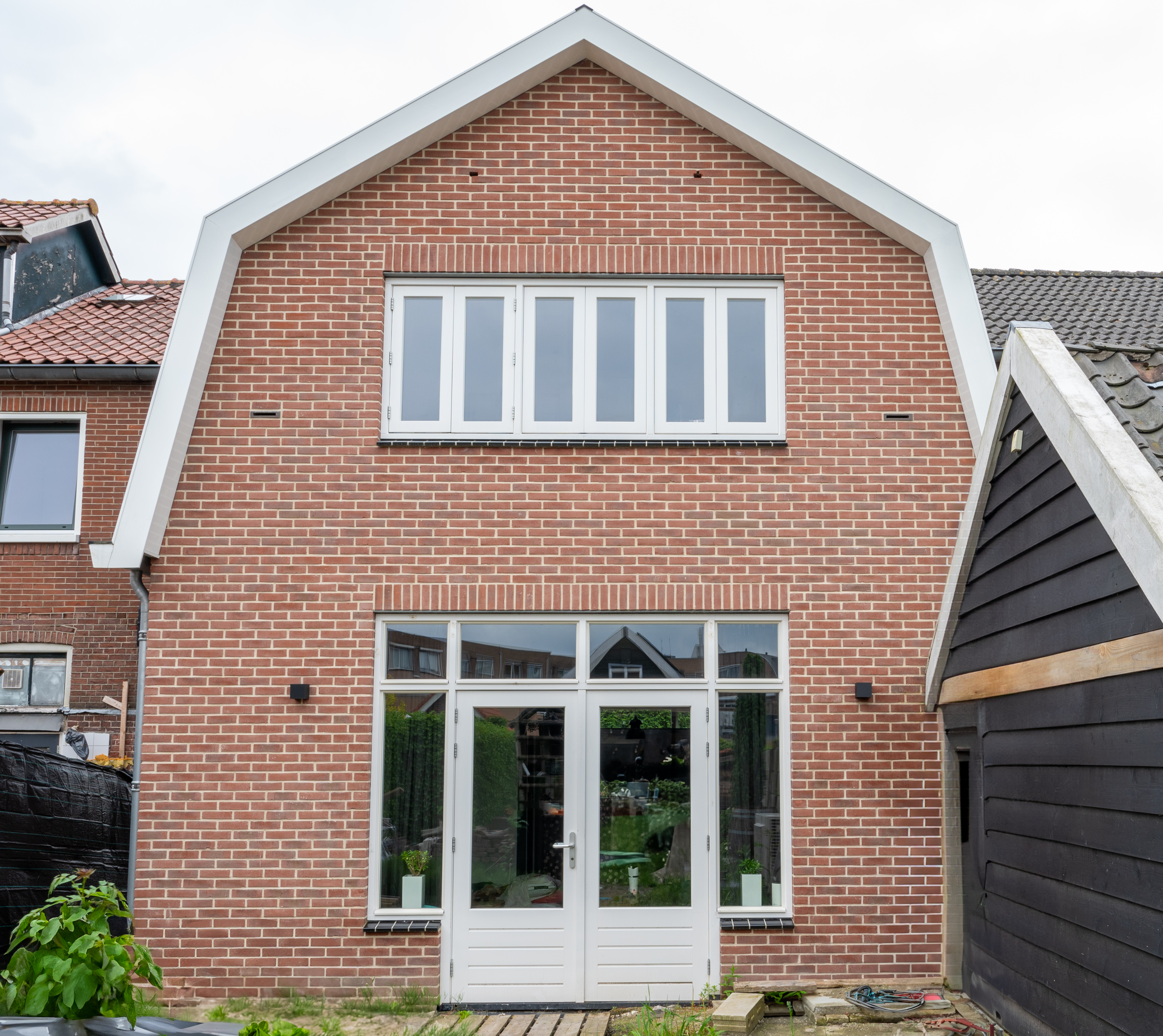 achterkant gerenoveerd huis met nieuwe dakpannen en dakkapel gerealiseerd door bouwbedrijf w bouw