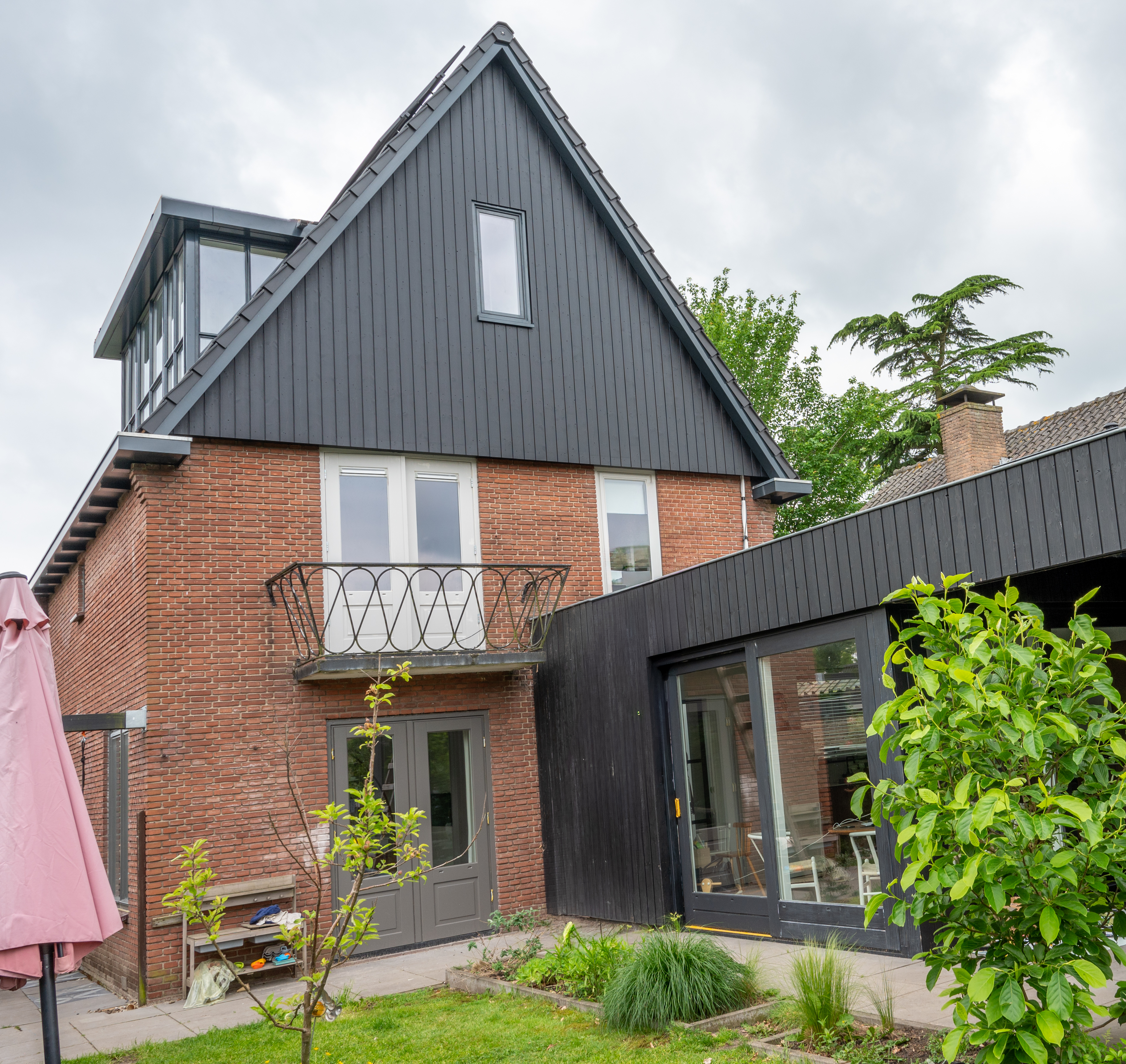achterkant gerenoveerd huis met aanbouw gerealiseerd door bouwbedrijf w bouw