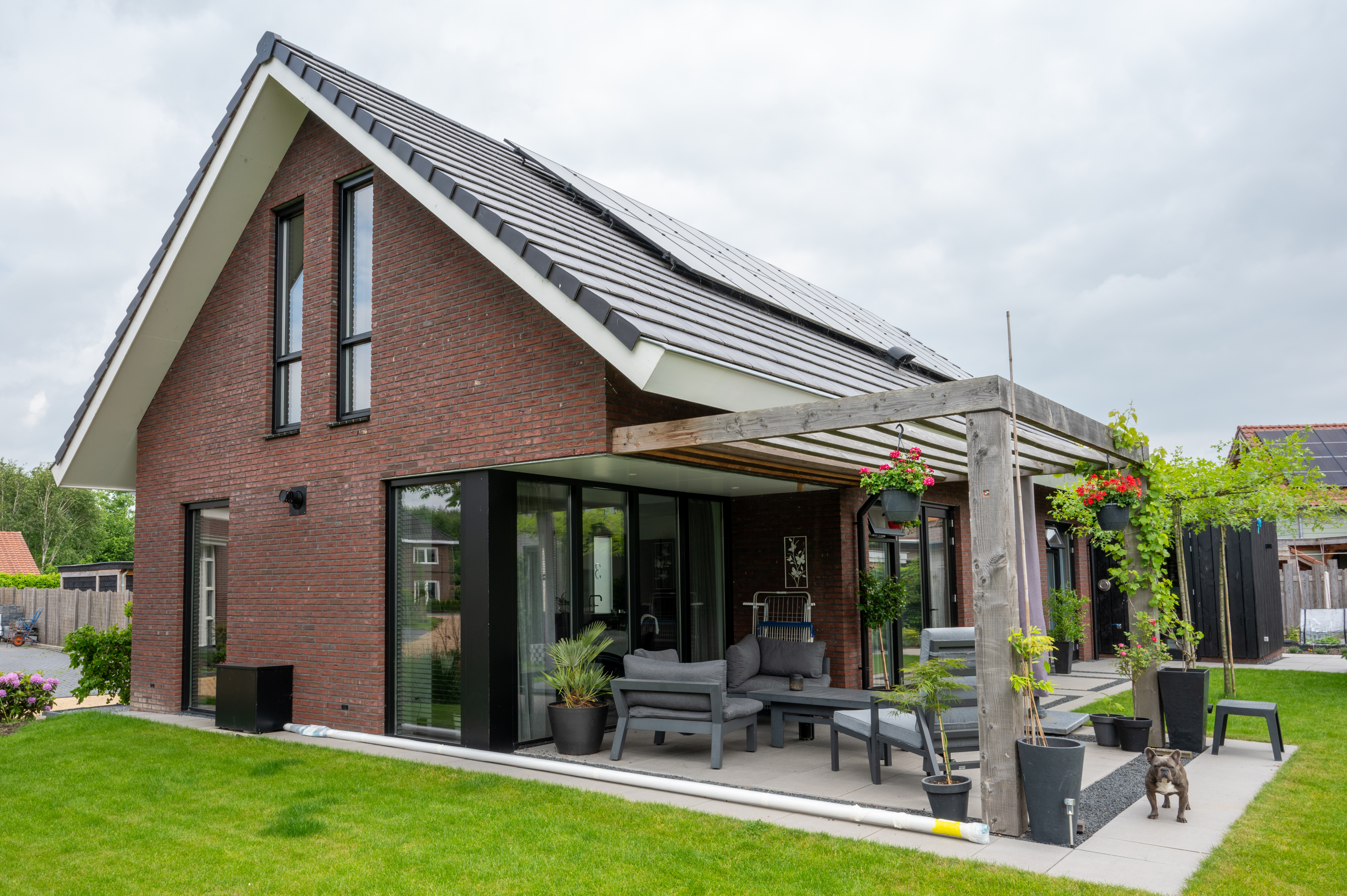 zij- en achterkant met half ingebouwd terras vrijstaand huis in nieuwe wijk biddinghuizen gebouwd door bouwbedrijf w bouw