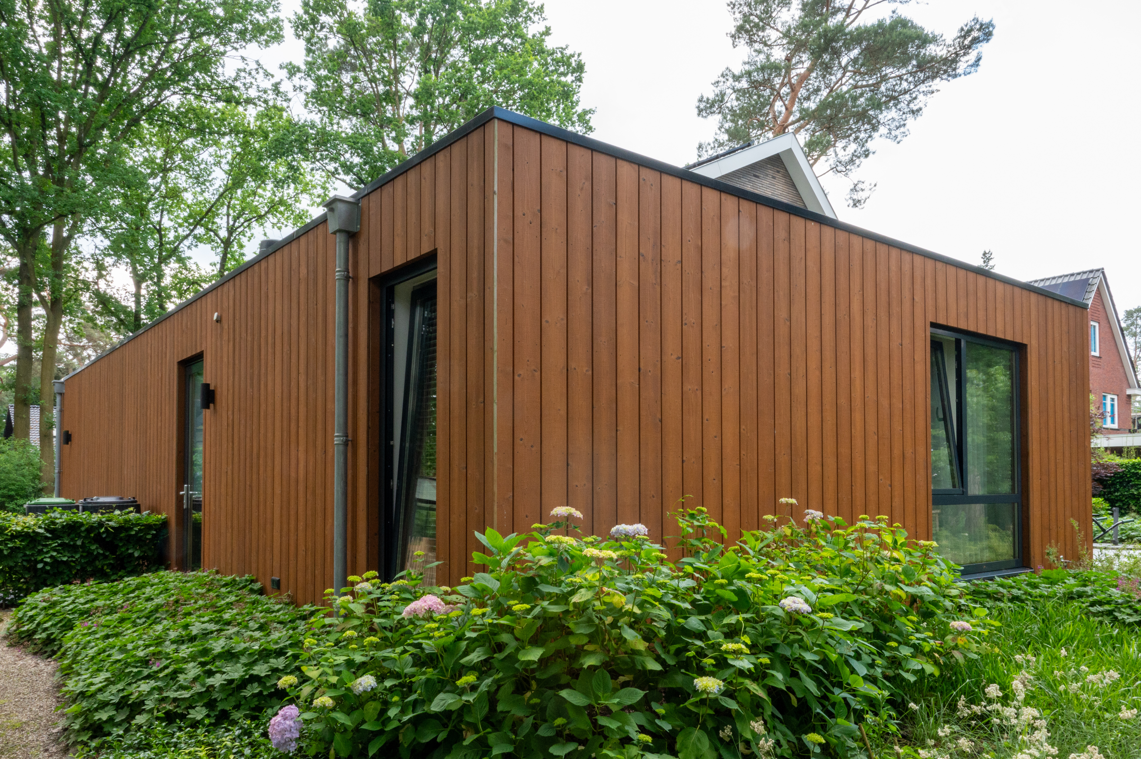 met hout beklede zijkant van vrijstaande woning gebouwd door bouwbedrijf w bouw