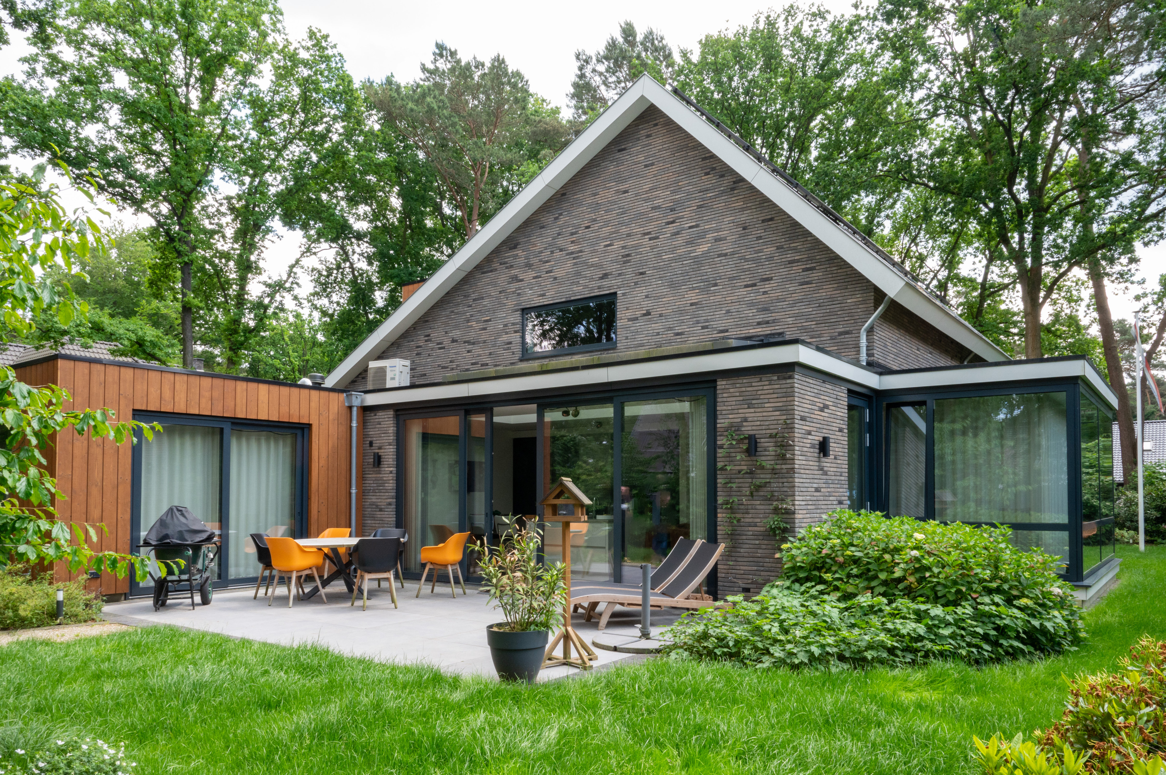 achterkant nieuwe vrijstaande woning in het bos gebouwd door bouwbedrijf w bouw