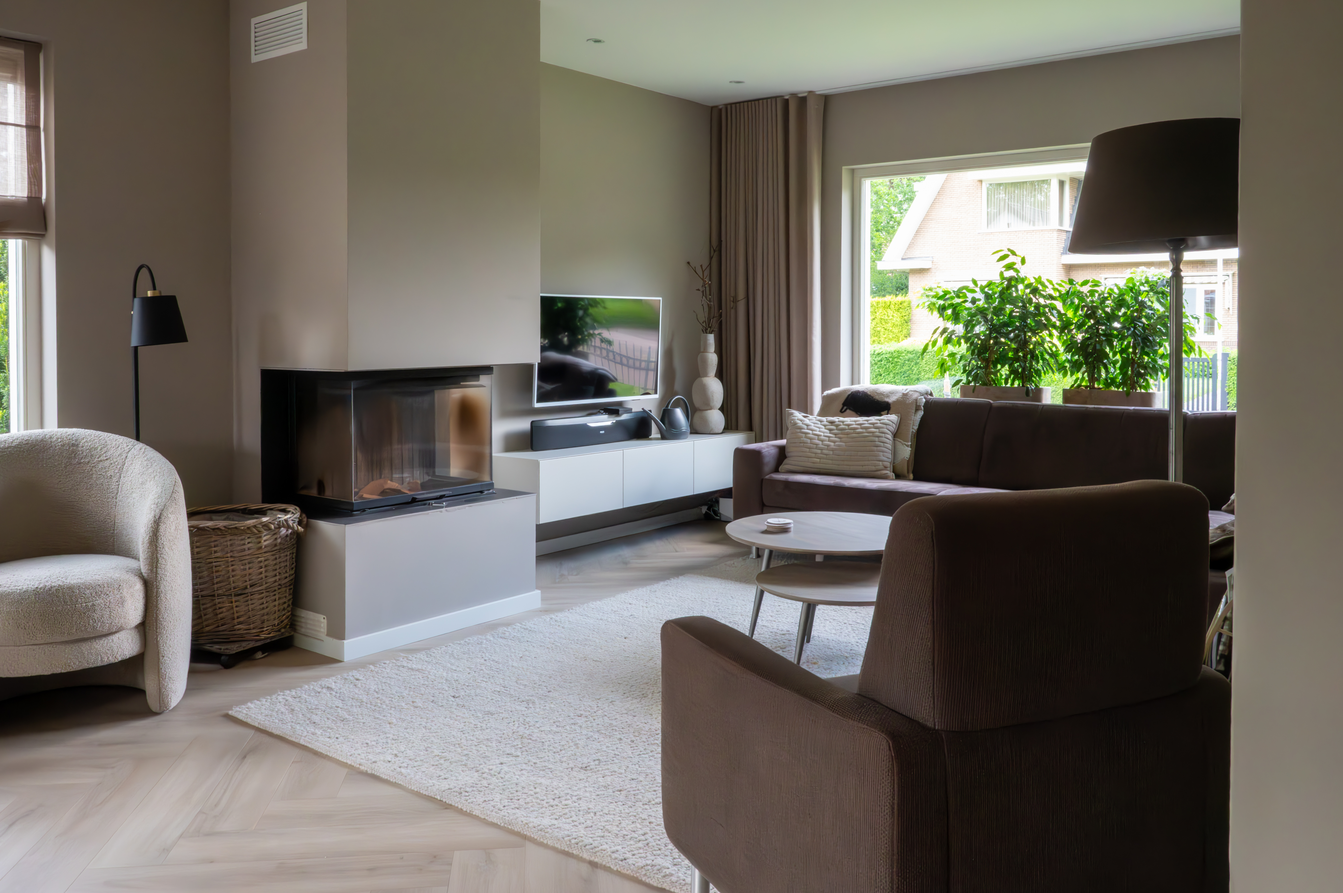 gerenoveerde woonkamer in zandkleuren