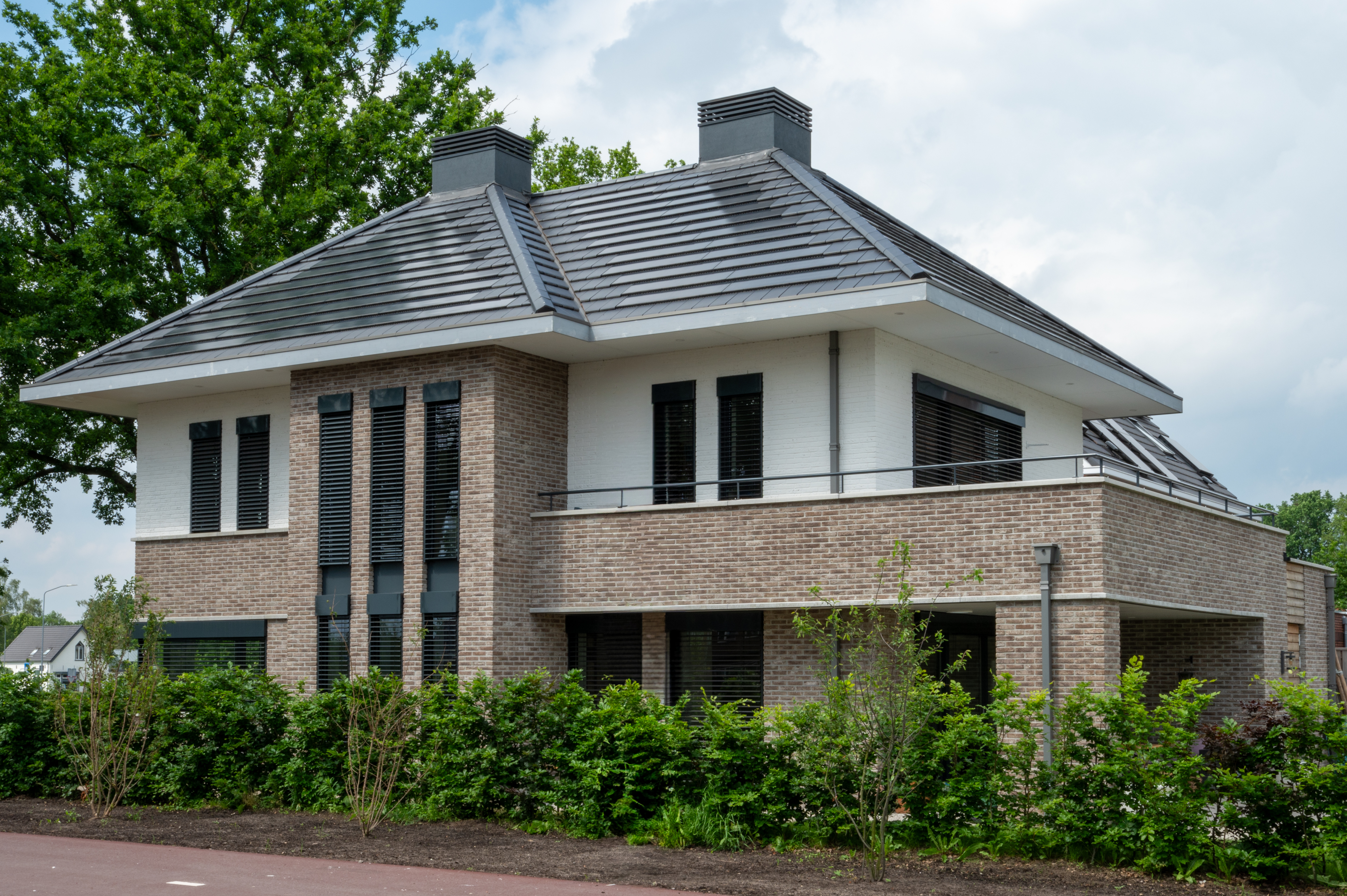 zijkant vrijstaande huis met overstekende dakrand gebouwd door bouwbedrijf w bouw
