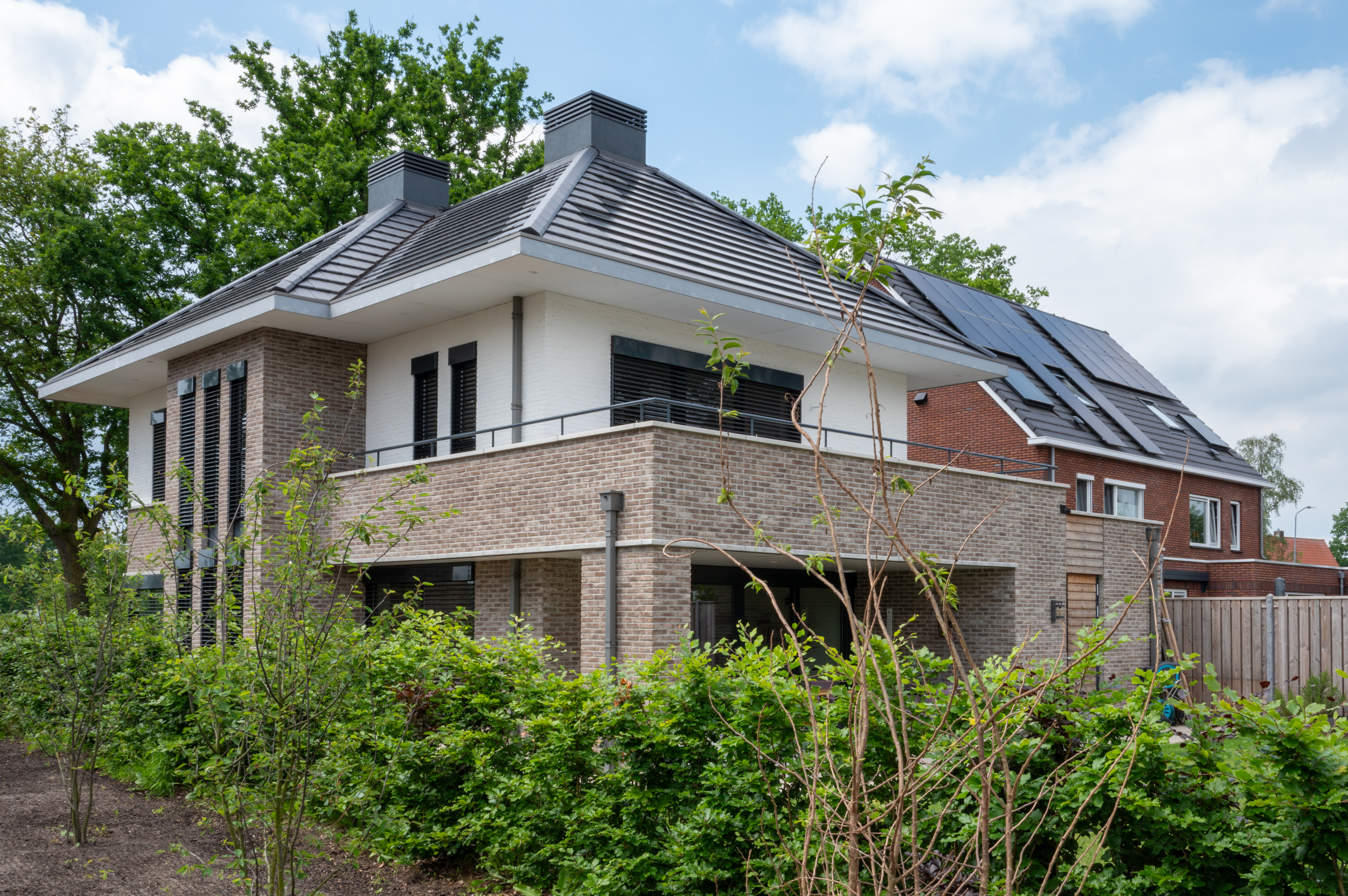 vrijstaand huis met overstekende dakrand gebouwd door bouwbedrijf w bouw