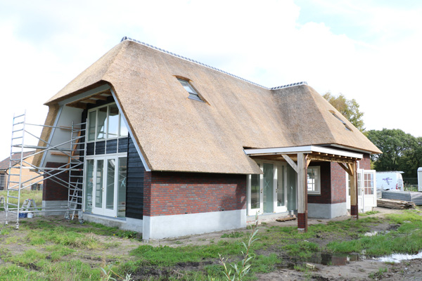 Nieuwbouwwoning met bietendak, gebouwd door Bouwbedrijf W. Bouw
