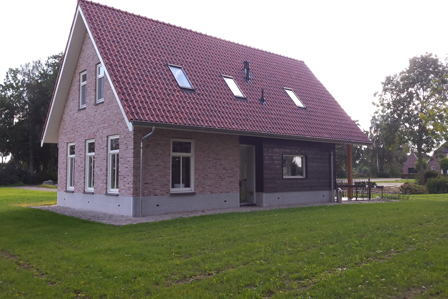 Zijaanzicht Nieuwbouwwoning gebouwd door Bouwbedrijf W. Bouw
