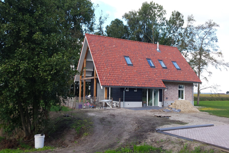 Nieuwbouwwoning met overkoepelend dak gebouwd door Bouwbedrijf W. Bouw