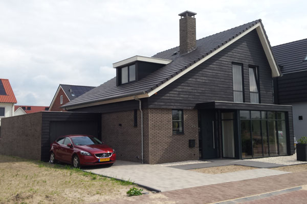 Nieuwbouwwoning met schuin aflopend dak gebouwd door Bouwbedrijf W. Bouw