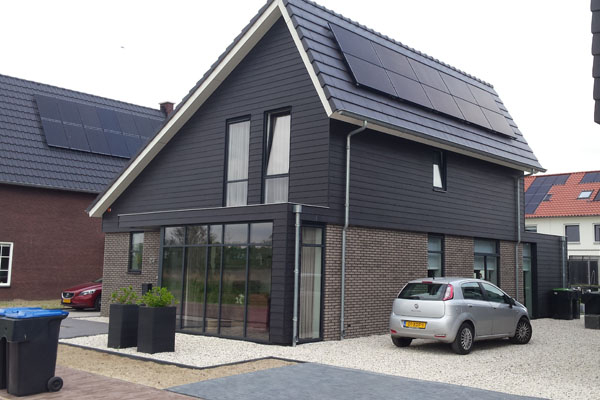 Vrijstaande nieuwbouwwoning met oprit en zonnepanelen