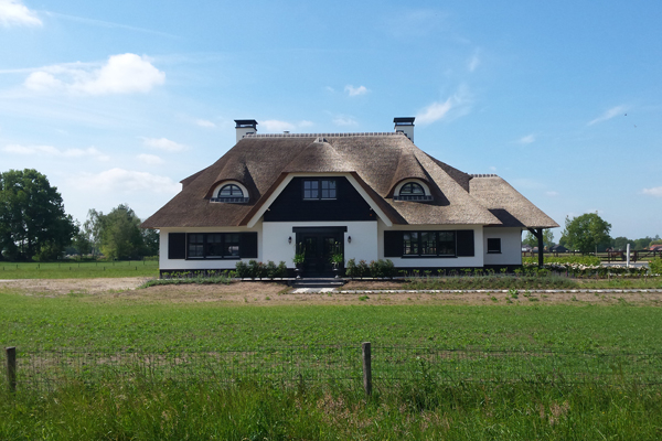 Nieuwbouwwoning met schuur en paardenstal gebouwd door Bouwbedrijf W. Bouw