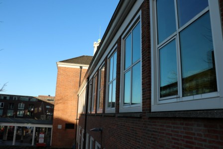 Buitenaanzicht van school dat is omgebouwd tot woonomgeving door Bouwbedrijf W. Bouw