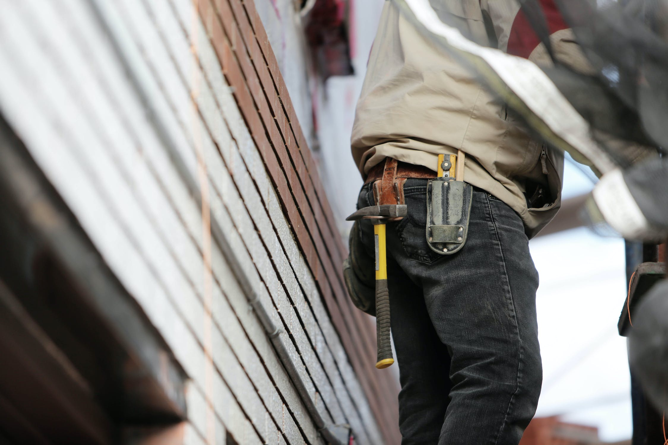 Timmerman aan het werk op de bouw