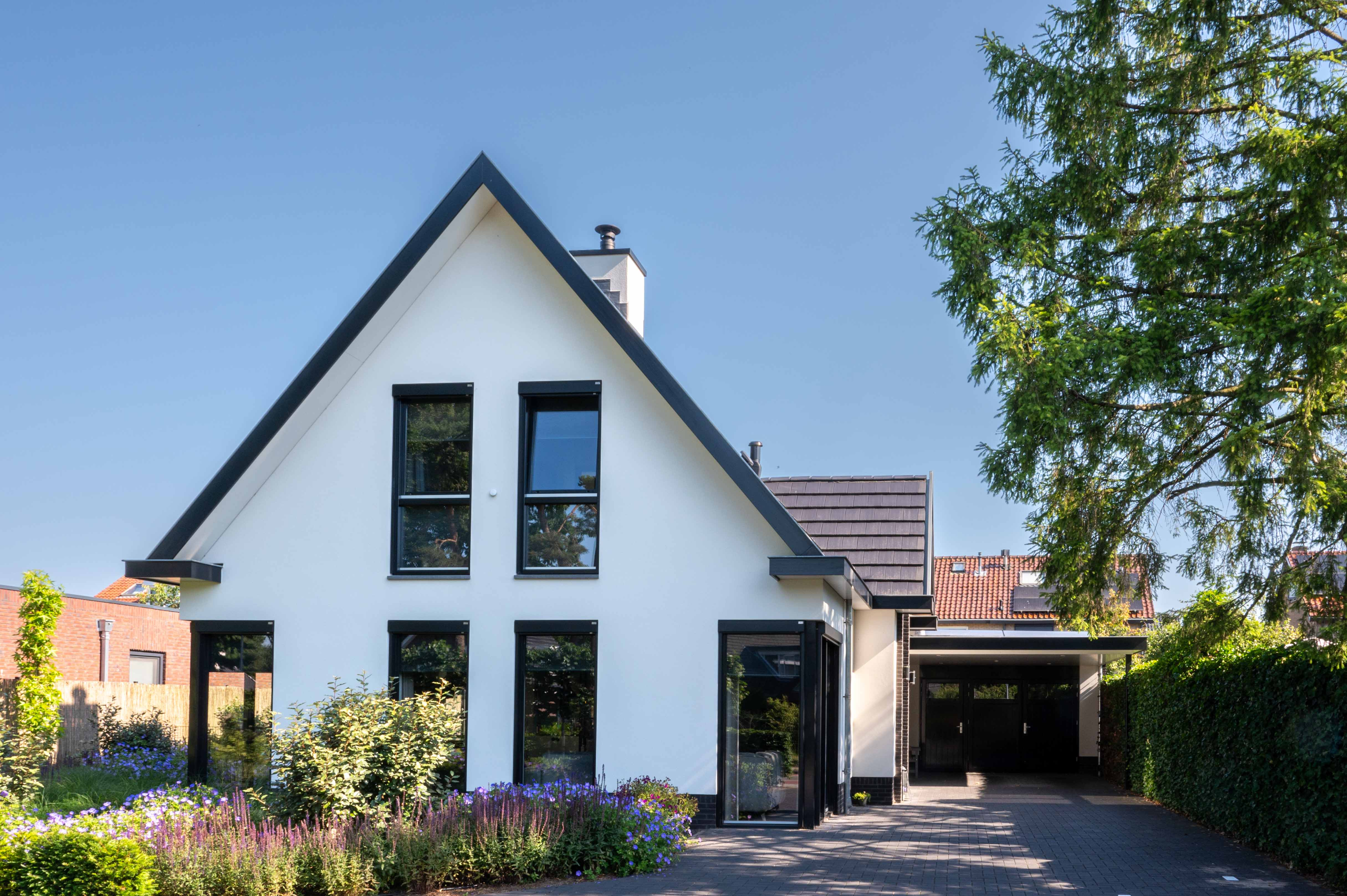 voorkant wit gepleisterd huis gebouwd door bouwbedrijf w bouw