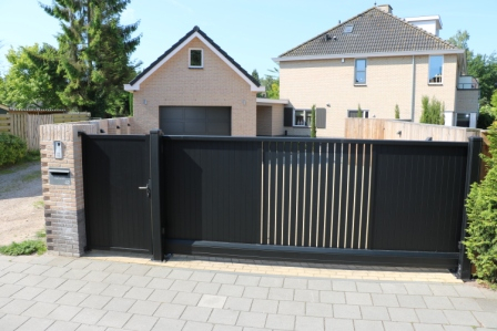 Hek van woning dat verbouwd wordt door Bouwbedrijf W. Bouw